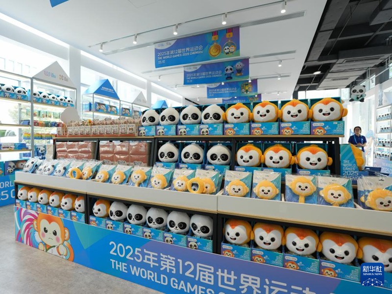 청두 월드게임 선수촌 A구역의 공식 라이선스 매장에 전시된 기념품 [8월 3일 촬영/사진 출처: 신화사]