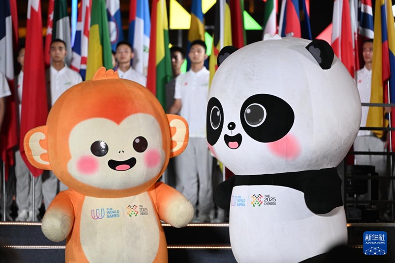 이번 대회 마스코트 ‘수바오’(蜀寶·우)와 ‘진짜이’(錦仔) [8월 17일 촬영/사진 출처: 신화망]