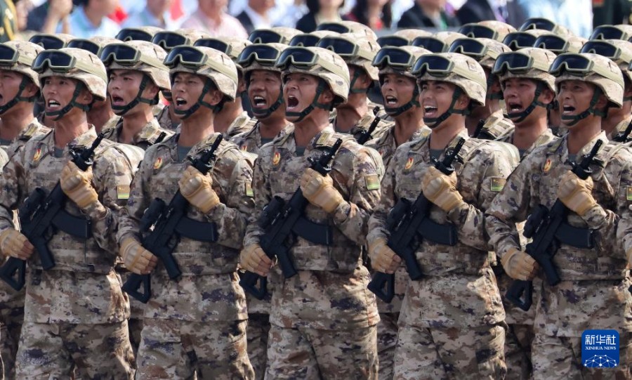 후방보장부대가 사열을 받고 있다. [9월 3일 촬영/사진 출처: 신화사]