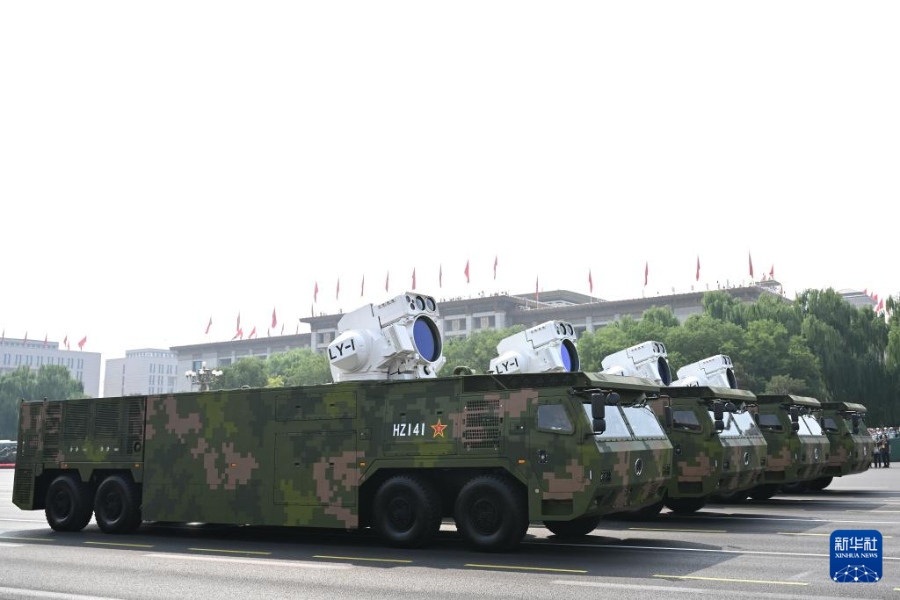 함재대공무기 부대가 사열을 받고 있다. [9월 3일 촬영/사진 출처: 신화사]