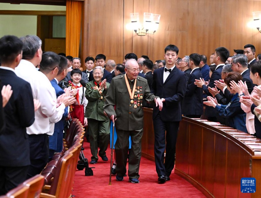 공연 시작 전, 관람하러 온 항일전쟁 참전 노병 및 원로 동지 대표들이 대회당 관중석에 착석하자 전석이 기립해 뜨거운 박수로 환영하고 있다. [9월 3일 촬영/사진 출처: 신화사]