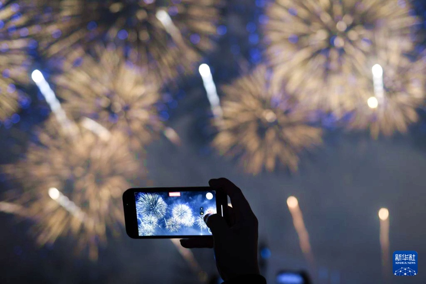 관람객들이 불꽃 쇼를 감상하고 있다. [10월 24일 촬영/사진 출처: 신화사]