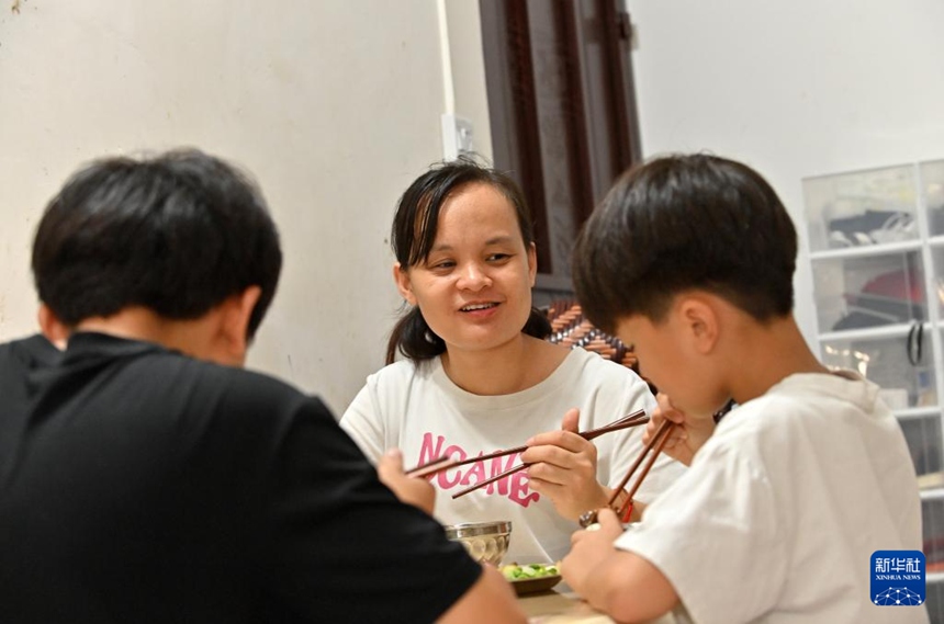 란예전과 그녀의 두 아들이 점심을 먹는다. [10월 14일 촬영/사진 출처: 신화사]