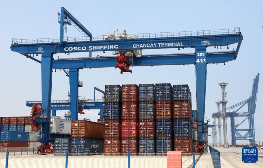 페루 찬카이항 터미널에 놓여 있는 컨테이너 [10월 7일 촬영/사진 출처: 신화사]