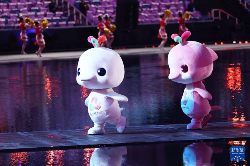 9일, 제15회 전국운동회의 마스코트 시양양(喜洋洋)과 러융융(樂融融)이 개막식에서 공연을 펼치고 있다.