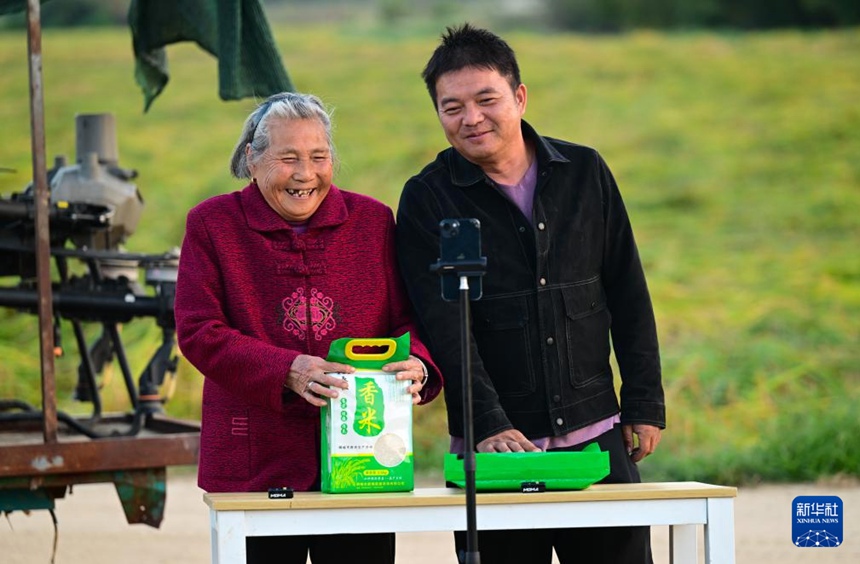 다이수잉 할머니가 손자 왕톈톈과 함께 생방송으로 농산물을 판매하고 있다. [10월 22일 촬영/사진 출처: 신화사]