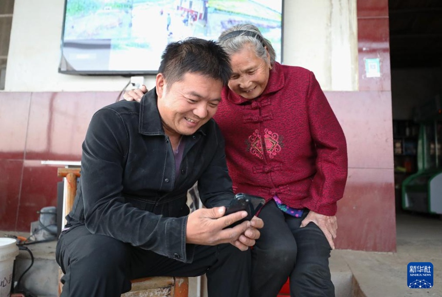 다이수잉 할머니와 손자 왕톈톈이 함께 숏폼을 보고 있다. [10월 22일 촬영/사진 출처: 신화사]