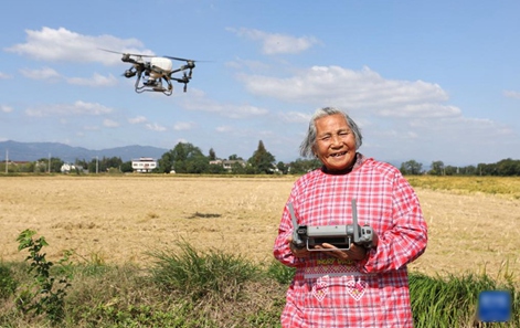 드론 날리고 라이브커머스도 척척…‘신농업인’ 등극한 82세 할머니