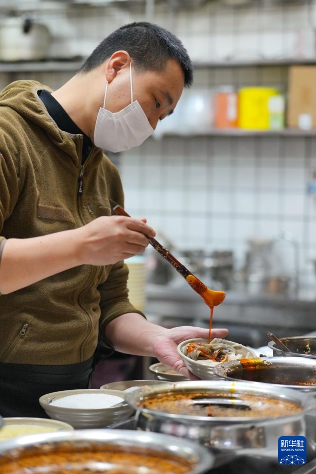 쓰촨성 광위안시의 한 량몐 가게에서 직원이 량몐 양념을 배합하고 있다. [12월 12일 촬영/사진 출처: 신화사]