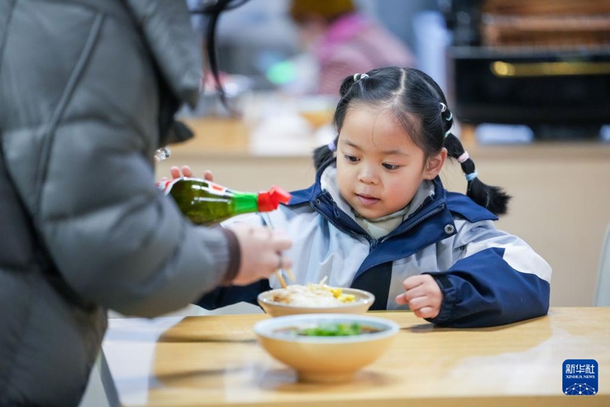쓰촨성 광위안시의 한 량몐 가게에서 어린이가 량몐을 먹으려고 준비하고 있다. [12월 12일 촬영/사진 출처: 신화사]