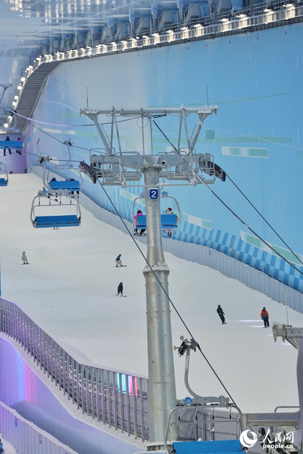 스키 애호가들이 리프트를 타고 슬로프 출발점으로 이동하고 있다.