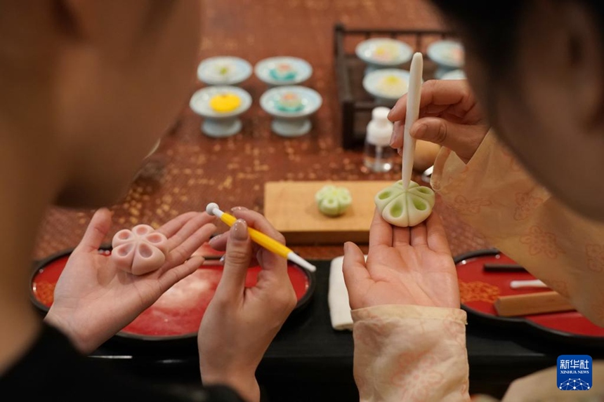 한 애호가가 탕궈쯔 빚기 체험행사에서 선생님을 따라 탕궈쯔를 빚는 중이다. [1월 9일 촬영/사진 출처: 신화사]