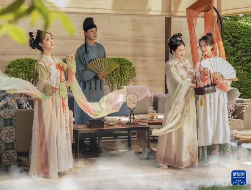 리환(오른쪽 두 번째) 씨와 팀 동료들이 시안시의 한 호텔에서 당대 명절 테마 차 품평회를 진행하고 있다. [2023년 3월 24일 촬영/사진 출처: 신화사]