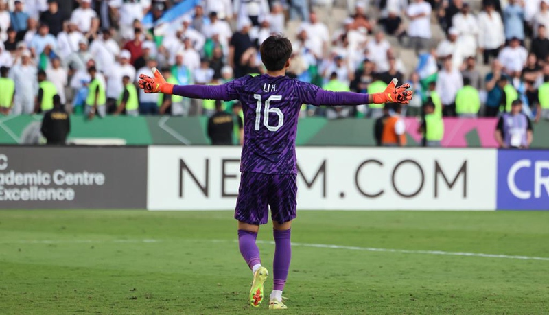 중국팀 골키퍼 리하오(李昊)가 승부차기에서 페널티킥을 막아낸 후 기뻐하고 있다. [1월 17일 촬영/사진 출처: 신화사]