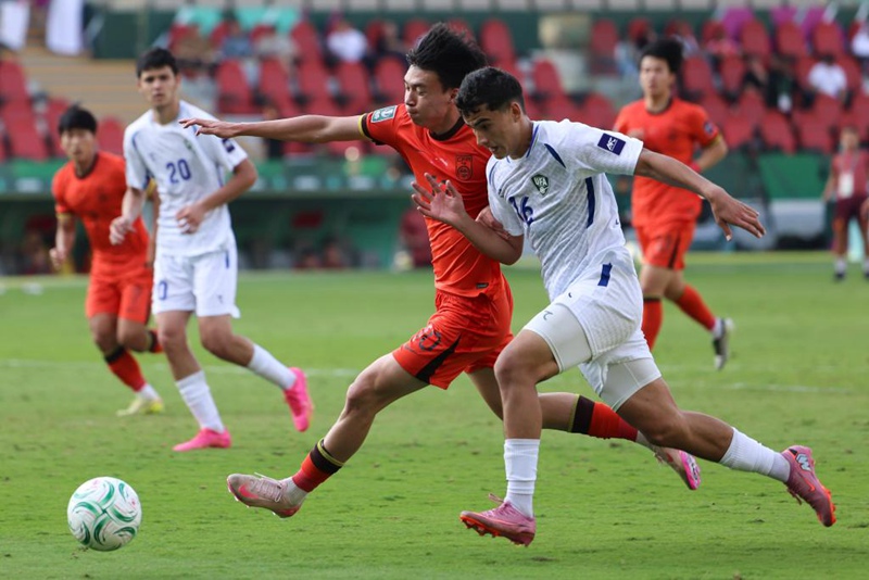 중국팀 선수(앞줄 왼쪽)가 경기 중인 모습 [1월 17일 촬영/사진 출처: 신화사]