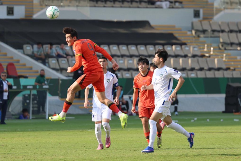 중국팀 선수(좌)가 경기 중인 모습 [1월 17일 촬영/사진 출처: 신화사]
