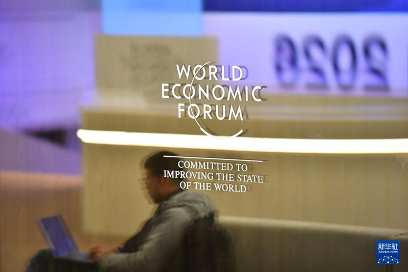 18일 스위스 다보스에서 촬영한 세계경제포럼 로고