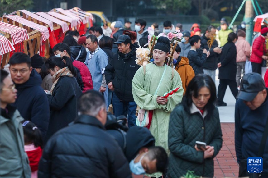 항저우(杭州)시 비물질문화유산(무형문화재) 녠훠 장터에서 관광객들이 구경하고 있다. [1월 24일 촬영/사진 출처: 신화사]