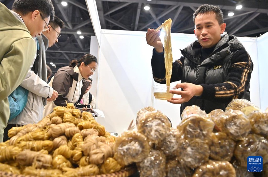 광시(廣西) 난닝(南寧) 국제컨벤션센터 녠훠 장터에서 한 전시업체가 고구마 당면을 선보이고 있다. [1월 24일 촬영/사진 출처: 신화사]