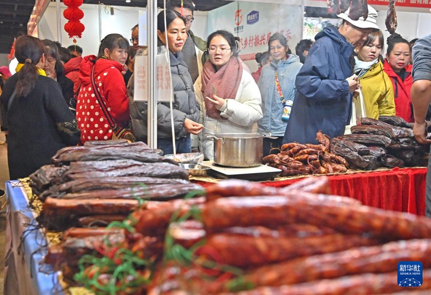 시민들이 광시 난닝 국제컨벤션센터 녠훠 장터를 구경하고 있다. [1월 24일 촬영/사진 출처: 신화사]