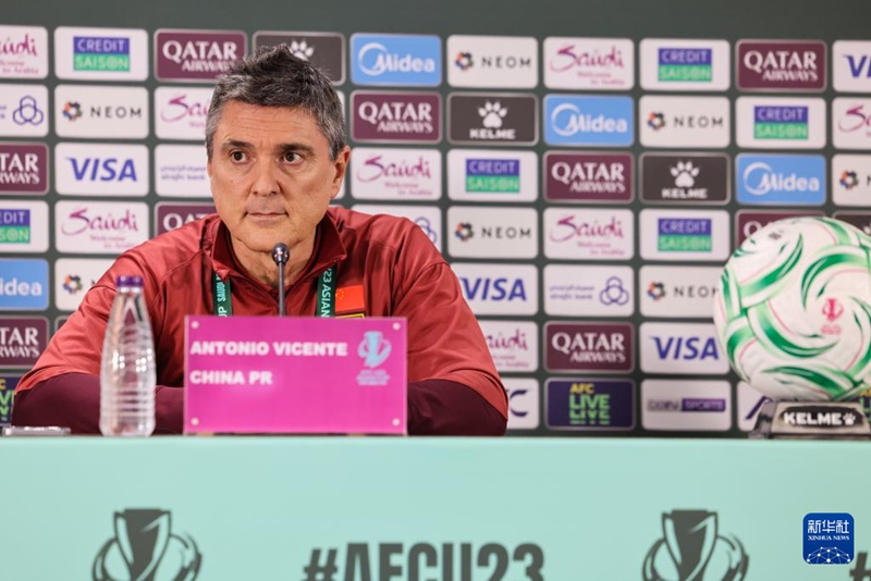 안토니오 푸체 중국팀 감독이 경기 후 기자회견에 출석하고 있다. [1월 24일 촬영/사진 출처: 신화사]