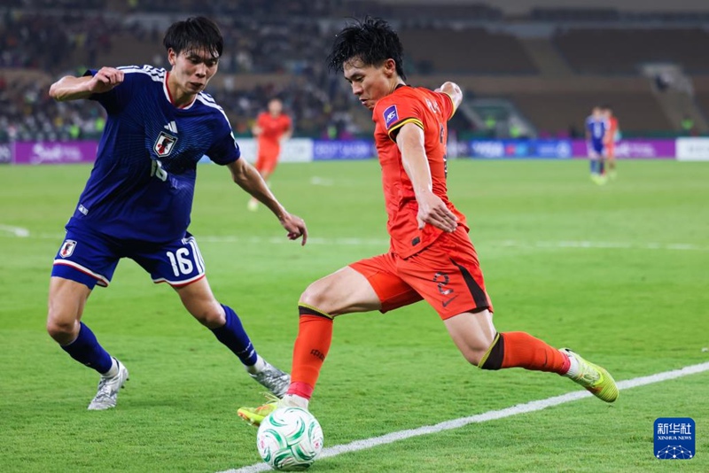 중국팀 선수(우)가 경기 중인 모습 [1월 24일 촬영/사진 출처: 신화사]