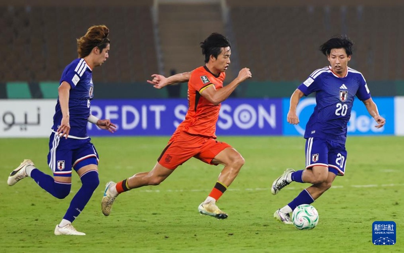 중국팀 선수(가운데)가 경기 중인 모습 [1월 24일 촬영/사진 출처: 신화사]