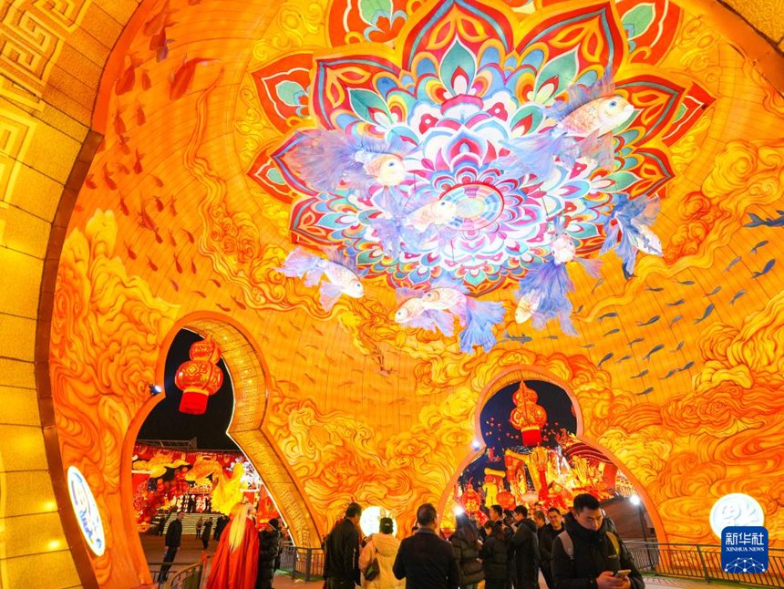 중화 채등 대세계에서 등불을 관람하는 관광객들 [1월 23일 촬영/사진 출처: 신화사]