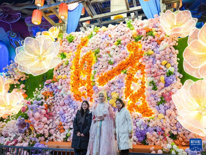 중화 채등 대세계에서 기념 사진을 찍는 관광객들 [1월 23일 촬영/사진 출처: 신화사]