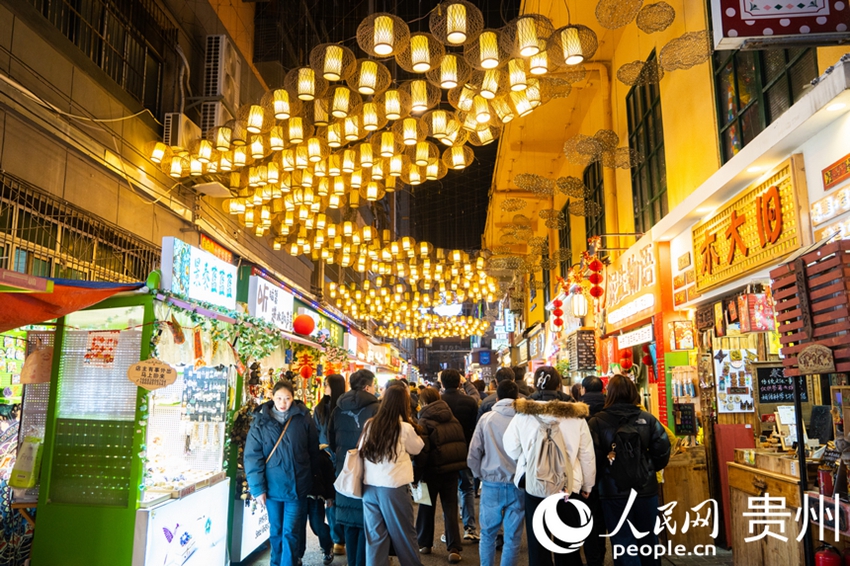 칭윈시장 등불이 화려한 빛을 내고, 사람들로 붐빈다.
