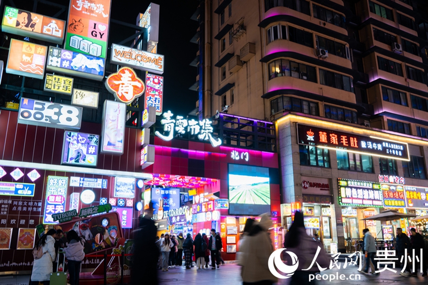 칭윈시장 등불이 화려한 빛을 내고, 사람들로 붐빈다.