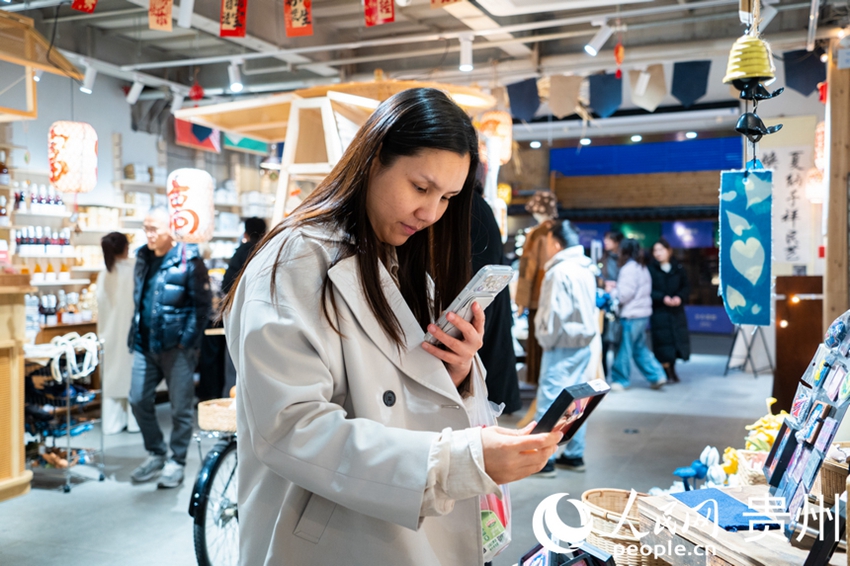 외신기자가 곳곳을 촬영한다.