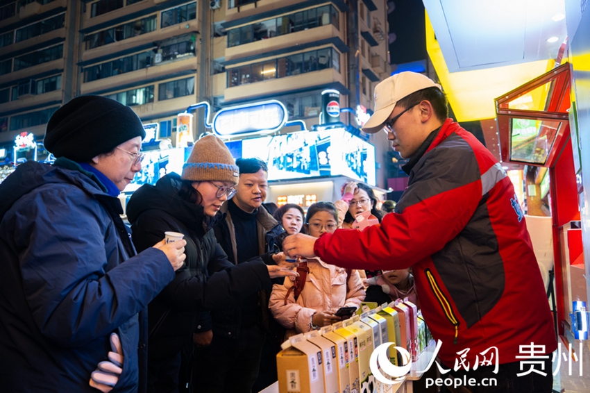 관광객이 요거트를 맛본다.