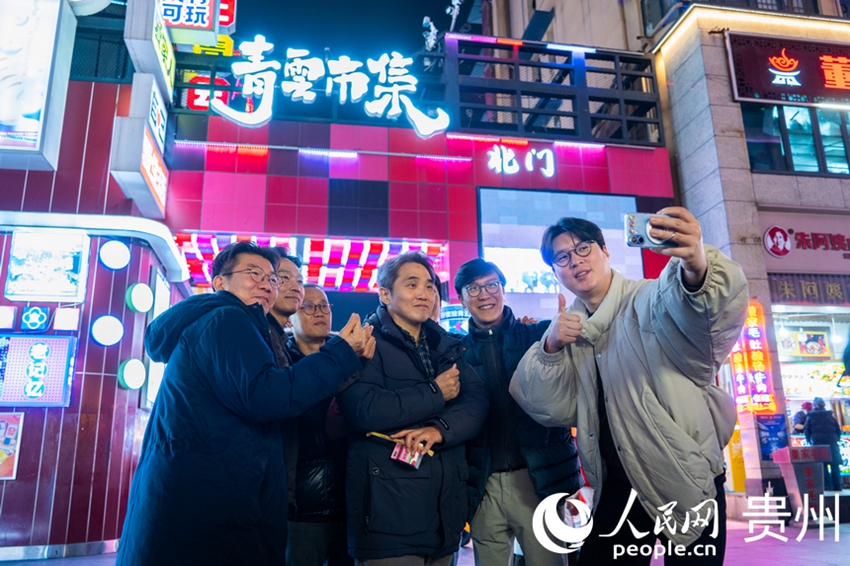 외신기자가 칭윈시장에서 기념사진을 찍는다.