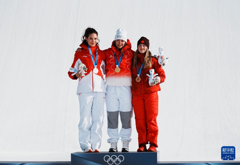 우승을 차지한 마틸드 그레머드(가운데) 스위스 선수, 준우승을 차지한 구아이링(좌) 중국 선수, 3위를 차지한 메간 올덤 캐나다 선수가 시상대에서 함께 기념 사진을 찍고 있다. [2월 9일 촬영/사진 출처: 신화사]