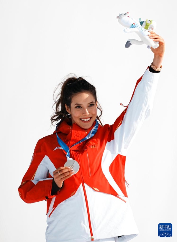 준우승을 차지한 구아이링이 시상대에 올라 있다. [2월 9일 촬영/사진 출처: 신화사]