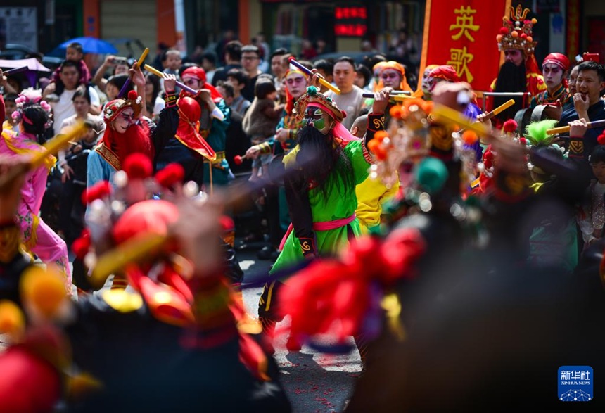 “올해도 잘 부탁해”…잉거 춤으로 전하는 광둥 푸닝 상인들의 바람