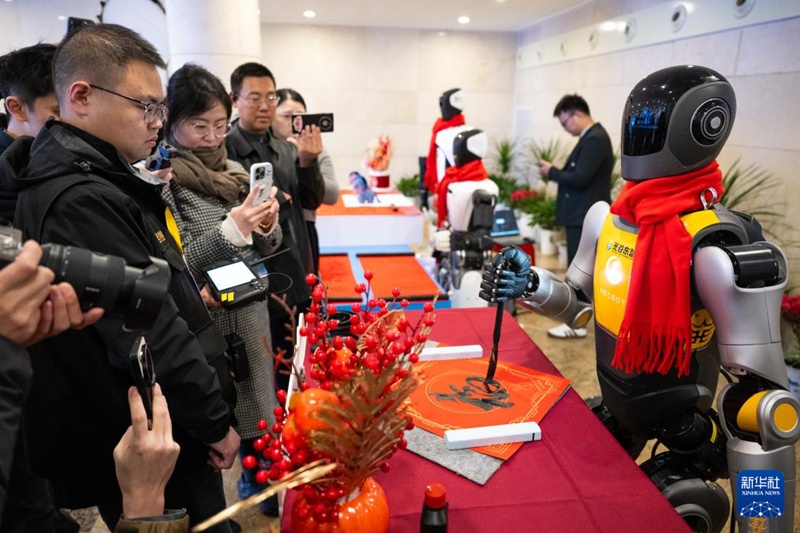 휴머노이드 로봇이 서예를 선보이고 있다. [2월 24일 촬영/사진 출처: 신화사]