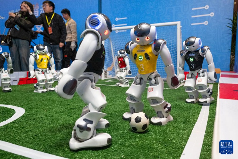 휴머노이드 로봇들이 축구공을 차고 있다. [2월 24일 촬영/사진 출처: 신화사]