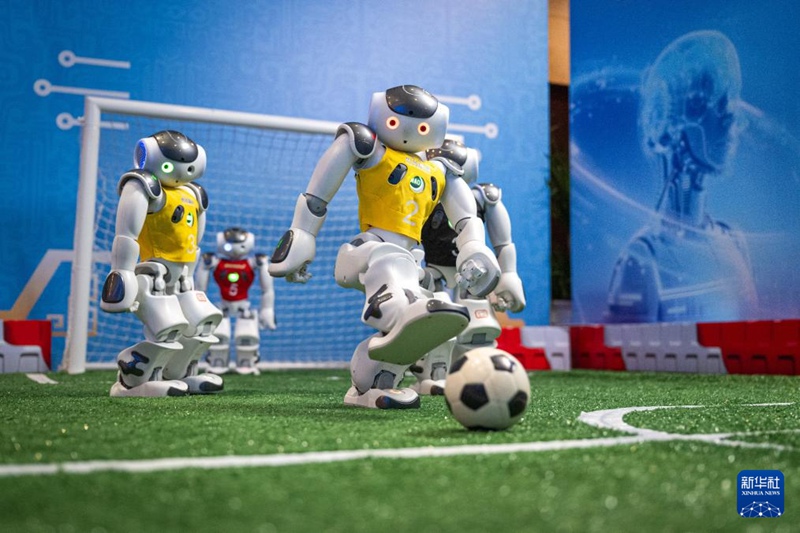 휴머노이드 로봇들이 축구공을 차고 있다. [2월 24일 촬영/사진 출처: 신화사]