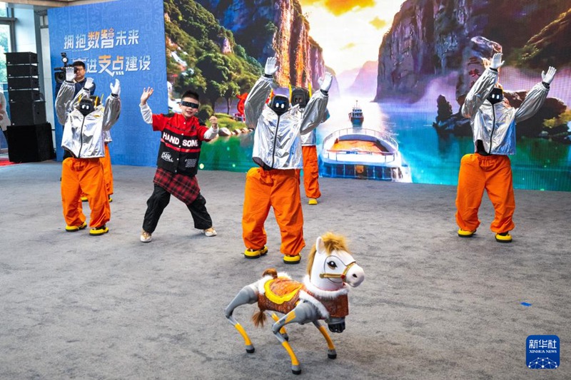 어린이가 휴머노이드 로봇과 함께 공연을 펼치고 있다. [2월 24일 촬영/사진 출처: 신화사]