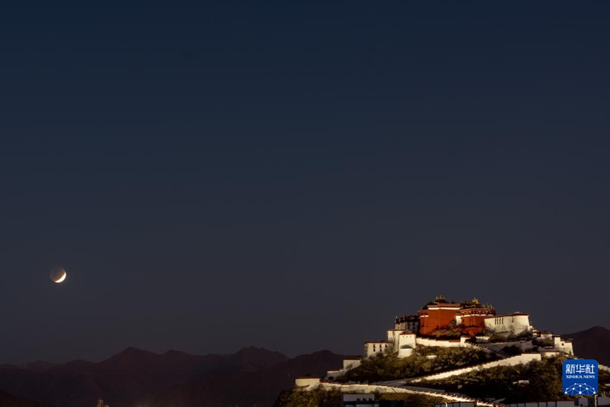 3월 3일 시짱(西藏) 라싸(拉薩)시에서 촬영한 개기월식 [사진 출처: 신화사]