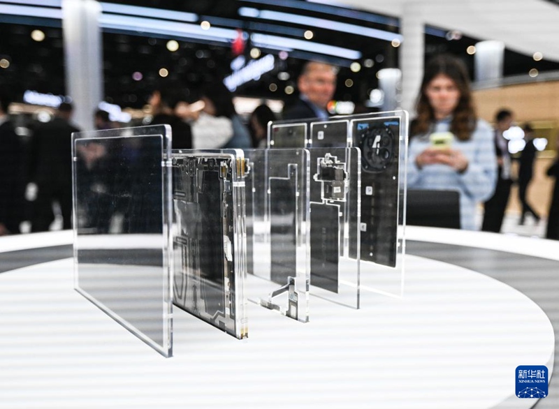 관람객들이 화웨이(華為) 전시 부스에서 폴더블 스마트폰의 내부 구조를 살펴보고 있다. [3월 3일 촬영/사진 출처: 신화사]