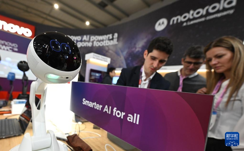 관계자들이 레노버(聯想·Lenovo) 전시 부스에서 상담을 진행하고 있다. [3월 3일 촬영/사진 출처: 신화사]