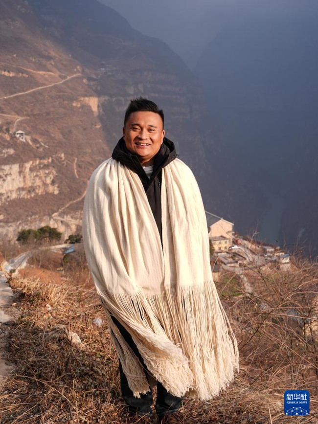 정왕춘 전인대 대표 겸 구루촌 당지부 서기 겸 촌 당위원회 주임 [1월 28일 촬영/사진 출처: 신화사]