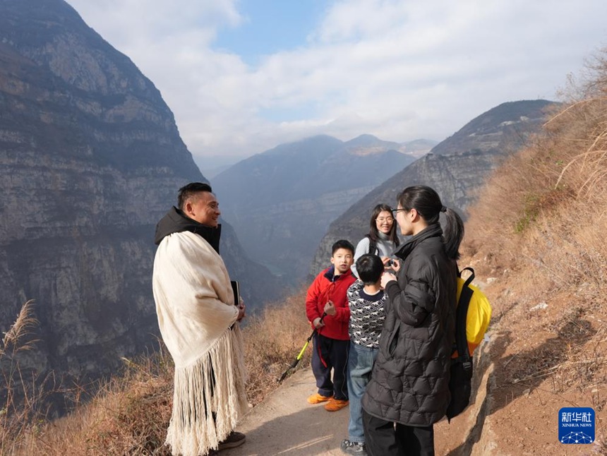 정왕춘 대표가 충칭(重慶)에서 온 관광객에게 관광 체험 및 건의 사항을 듣고 있다. [1월 29일 촬영/사진 출처: 신화사]