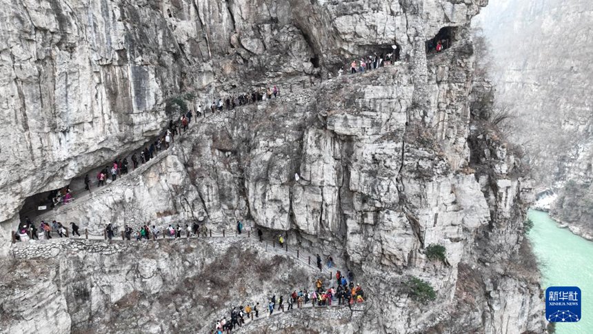 관광객들이 구루촌 뤄마다오 산길을 체험해본다. [2024년 3월 16일 드론 촬영/사진 촬영: 장훙신(張鴻鑫)]