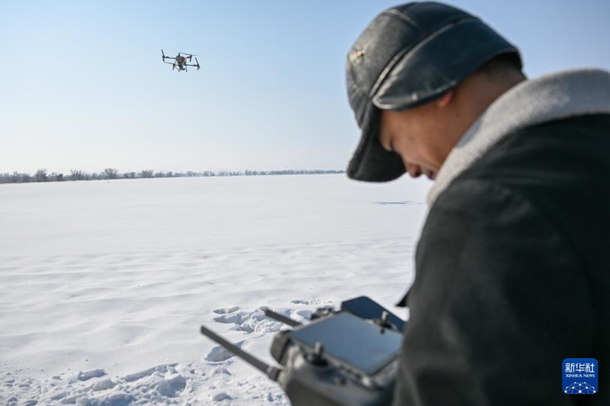 드론 조종사가 비료를 살포하고 있다. [3월 4일 촬영/사진 출처: 신화사]