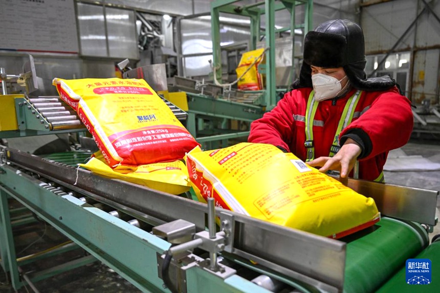 신장 신롄신에너지화공유한공사 포장 작업장에서 작업자가 분주히 일하고 있다. [3월 4일 촬영/사진 출처: 신화사]