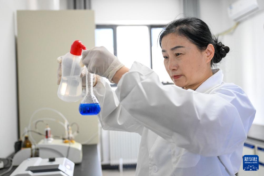 신장 중넝완위안(中能萬源)화공유한공사에서 작업자가 완제품 검수를 진행하고 있다. [3월 5일 촬영/사진 출처: 신화사]